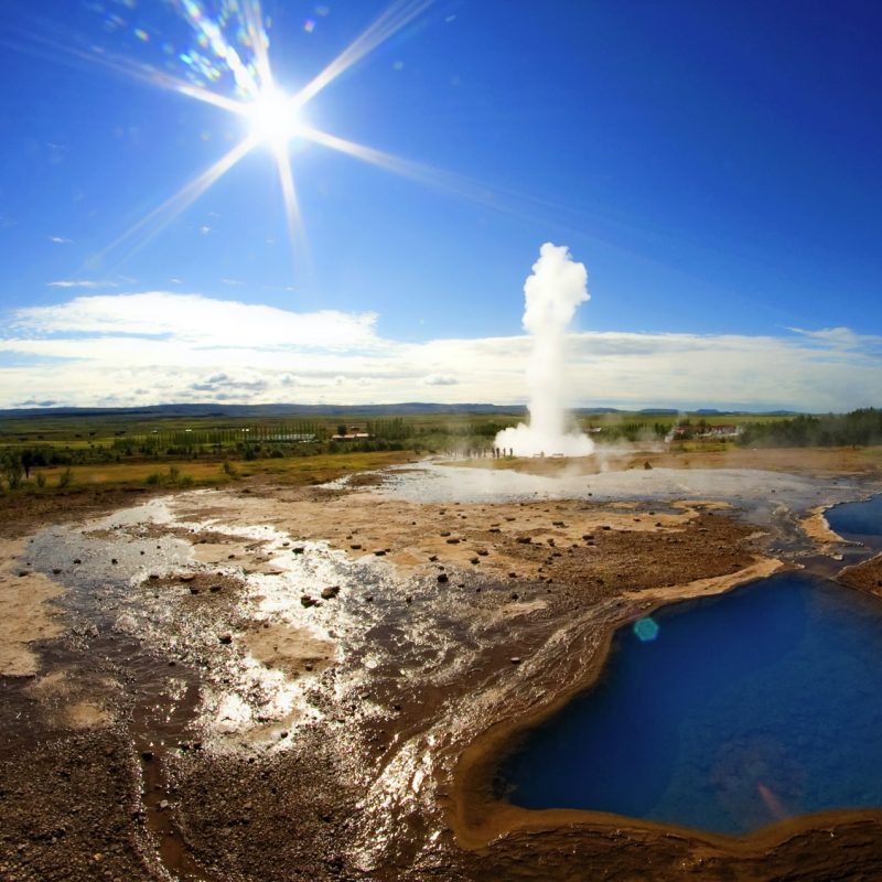 Gyser in Islanda - dall'alto con pozze blu